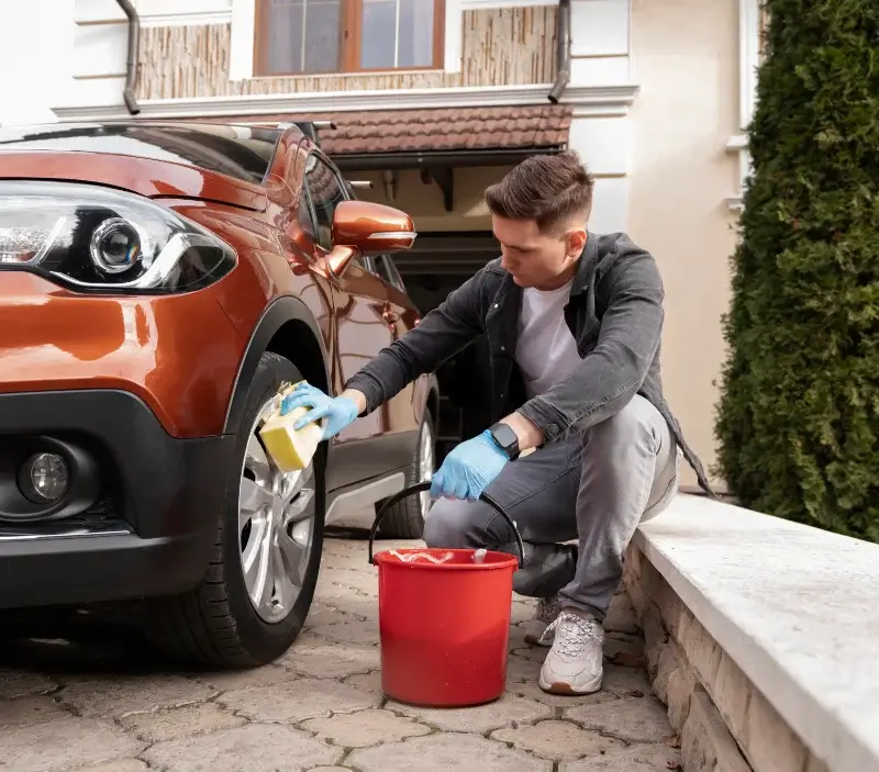 Lavage auto à domicile Léojac : professionnel intervenant sur un véhicule